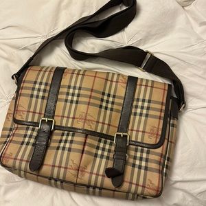 Vintage Burberry messenger bag. Very good condition.